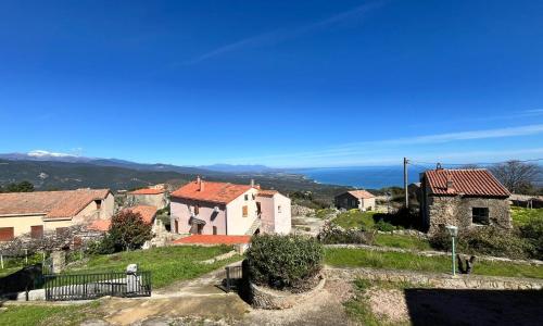 Maison de village vue mer et montagne