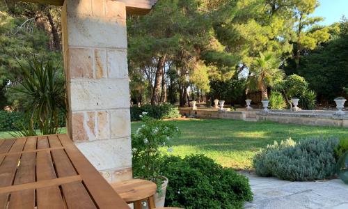 Palazzo de Carlo e il parco dei 7 pozzi