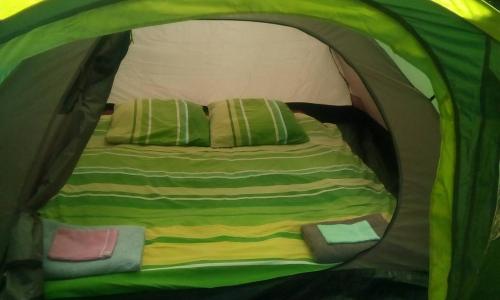 Tente 2 places installée sur emplacement 40 camping calme