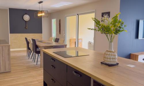 Maison Familiale Moderne avec Grand Jardin à Bommes - Un Havre de Paix pour vos Vacances