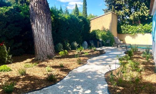 Maison de famille avec piscine à 10min à pied du centre ville