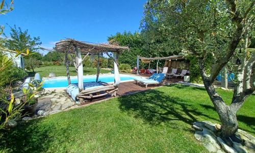 Maison climatisée en campagne, terrasses couvertes grand jardin ombragé et piscine