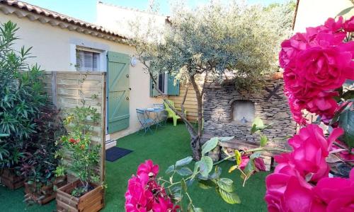 Gîte de L'Olivier climatisé avec jardin son parking gratuit devant le logement et à 5 minutes du centre-ville à pied