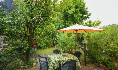 One bedroom apartement with sea view enclosed garden and wifi at Sorrento 1 km away from the beach