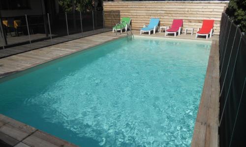 Maison contemporaine avec piscine et grand jardin