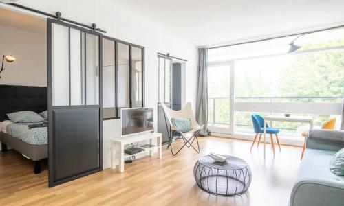 Standing apartment lift balcony garden view