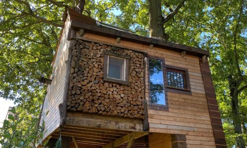 Cabane suspendue dans les arbres