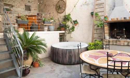 Maison atypique, grande terrasse avec jacuzzi