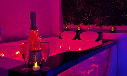 Love room: Aux plaisirs des sens jacuzzi privé