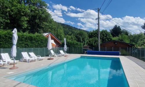 Chalet bord de lac+ piscine