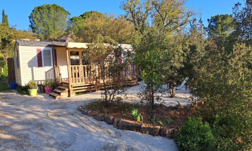 Bungalow 4 personnes sur sur propriété privée au calme à 10 mn des plages de Sainte Maxime