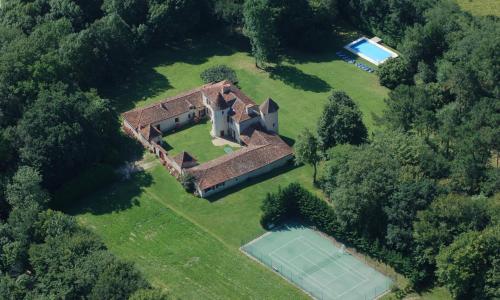 Manoir du 17e siècle, parc, piscine chauffée et tennis privé
