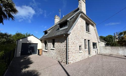 651 - Belle maison en pierre à 300m de la plage.