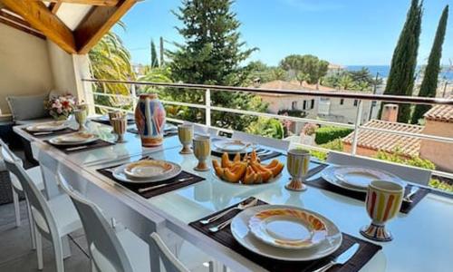 Villa provençale avec vue mer, proche centre ville et plages.