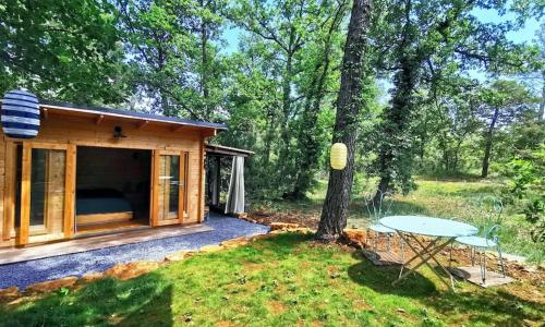 Cabanon dans un écrin de verdure