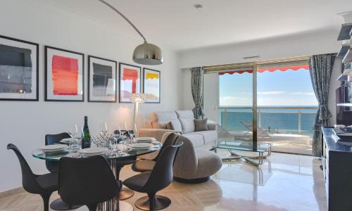 2-Br apartment sea view private parking walk to beaches