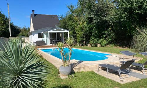 Chalet entouré d'un jardin avec piscne privative possible demi pension