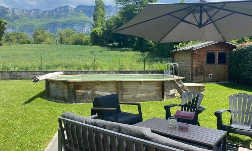 Maison avec piscine proche lac et vue montagne