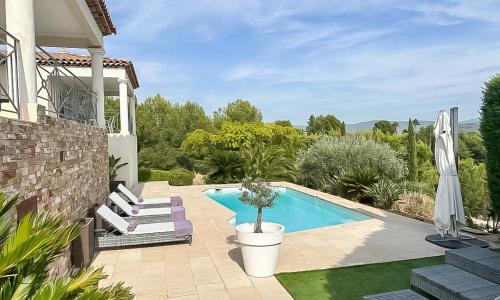 Rez de villa avec piscine