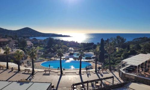 Studio refait à neuf vue Estérel partielle mer