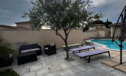 Maison située dans un quartier calme avec piscine et chambre climatisé