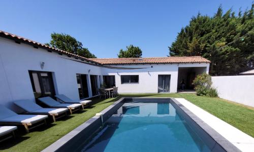 Maison de famille avec piscine privée chauffée Entre bois et sel