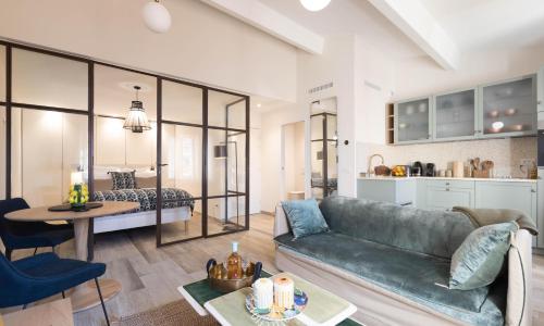 SAINTE ANNE by Time Off Collection