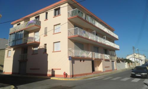 Studio avec petite terrasse proche plage et commerces