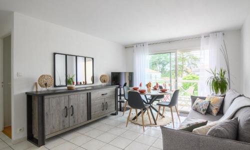 Apartment Bosquets 2 pièces balcon by Interhome