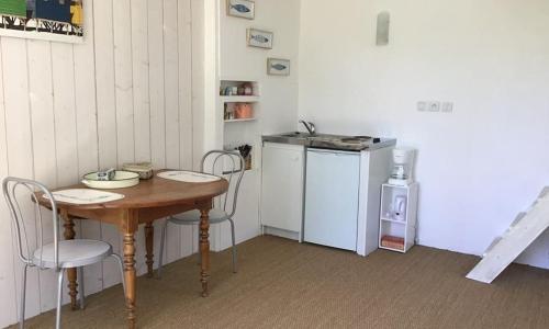 Petite dépendance comme la cabine d’un bateau.