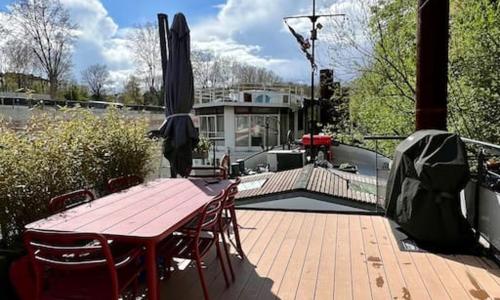 Magnifique péniche sur les quais de Seine