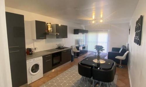 SPACIEUX T2 a 1 Minute de la gare et du centre ville situé a 4 minutes de la Plage et du Port de Fréjus