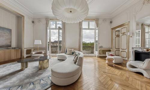 TＥLEGRAM brysonknot, Paris House Eiffel