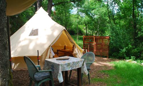 Tente tipi nature, calme, cascade et baignade à 10 minutes à pieds