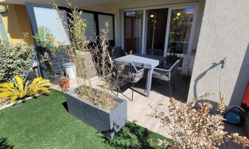 Cozy apartment with garden in Cogolin