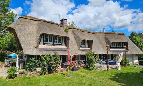 Belle Chaumière Normande, au pas de la ville d'Honfleur