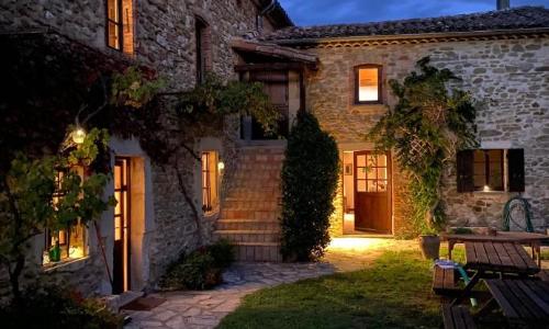 Mas en pierre - jardin - piscine