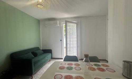 2 air-conditioned rooms in villa by the sea