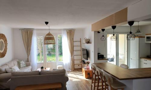 Pretty semi-detached house with garden