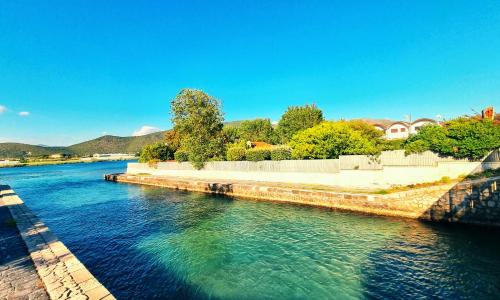 VILLA CECILIA sul LAGO fronte MARE