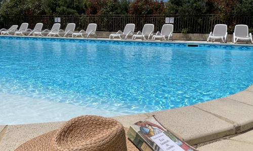 Appartement avec terrasse et piscine Le Baptistou