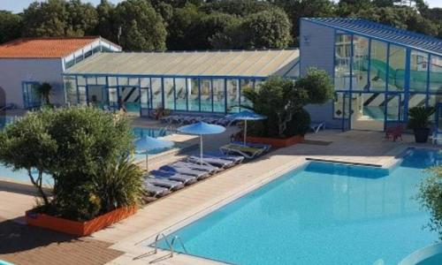 Mobil home 4 pers dans camping 5 étoiles avec piscine et accès plage direct