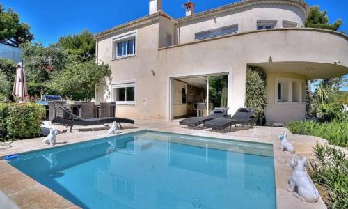 Beautiful and spacious house with pool in Antibes