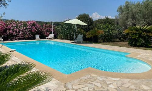 06AV1 - Petite maison au calme avec piscine