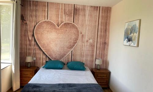 Gite de Pézanin salle de cinéma et jacuzzi