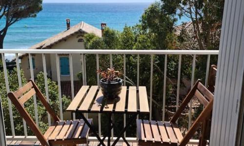 LES SABLETTES LES PIEDS dans L'EAU