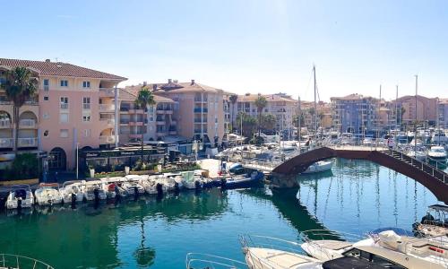 Lumineux spacieux sur le port Frejus avec parking