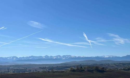 Maison à la campagne vu sur Pyrénées avec jardin