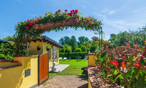 B&B Il Giardino dei Poeti and Apartaments