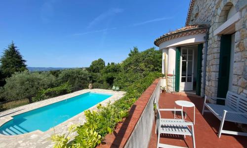 06BW - Superb mas provençal for 12 with swimming pool